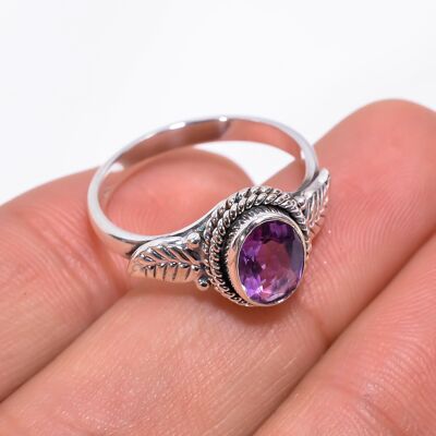 Hermoso anillo de piedras preciosas de amatista hecho con plata de ley 925