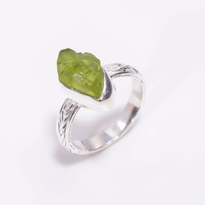 Anillo de plata 925 hecho a mano con forma irregular y áspera de peridoto natural.