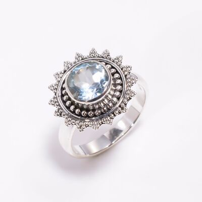 Anillo de plata de ley 925 hecho a mano con topacio azul suizo