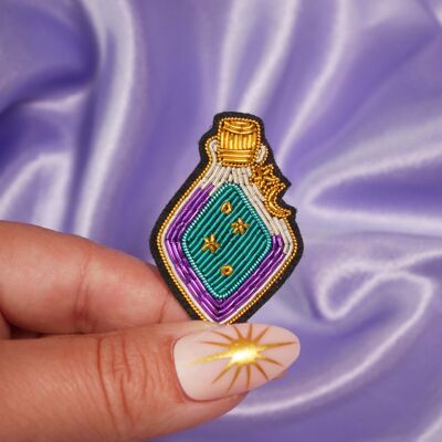 Broche Elixir Magic hecho a mano con bordado de cannetille - Mystic Witch