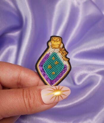 Broche Elixir Magic fait main broderie cannetille - Mystic Witch 1