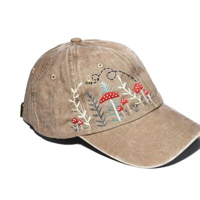 Gorra de béisbol bordada con abeja y bosque de setas