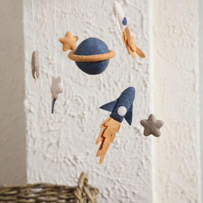 Giostrina per bambini "SPACE" con Saturno, luna, razzi e stelle in feltro