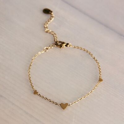 Bracelet fin en acier inoxydable avec 3 mini coeurs - doré