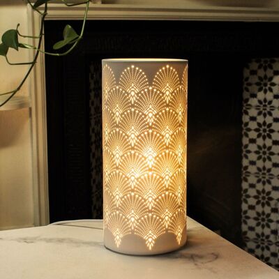 Lámpara en forma de columna de porcelana con diseño de bengalas de pavo real.