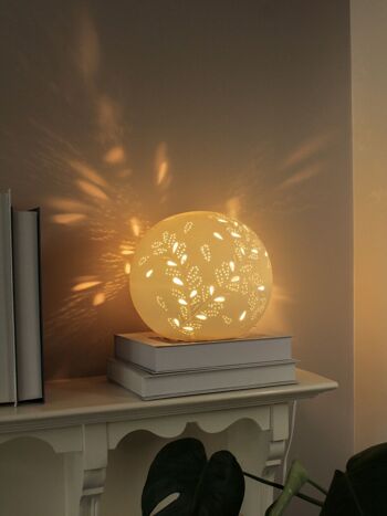 Lampe en porcelaine en forme de sphère au design de pétales dorés 2