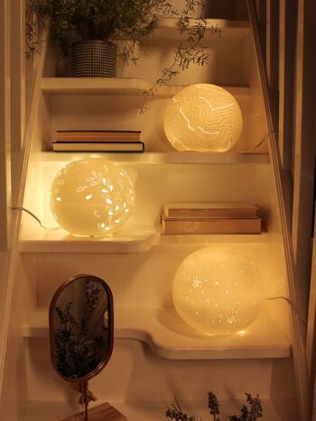 Lampe en porcelaine en forme de sphère au design de pétales dorés 3