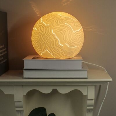 Lampada in porcellana a forma di sfera con disegno di perle