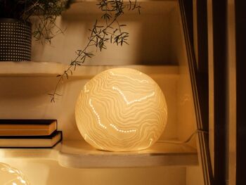 Lampe en porcelaine en forme de sphère avec un motif de perles 2