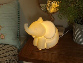 Lampe en porcelaine au design 3D bébé éléphant 1