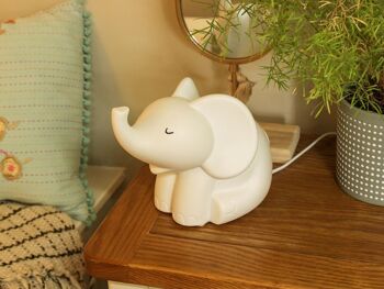 Lampe en porcelaine au design 3D bébé éléphant 2
