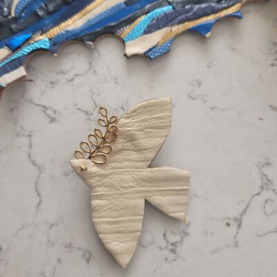 Dove brooch in recycled leather and gold plated in cream color