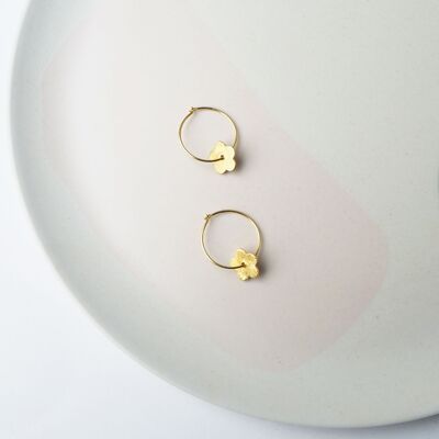 Grandi orecchini a cerchio Minima: delicati orecchini a cerchio con fiori floreali in oro