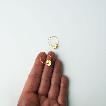 Grandes boucles d’oreilles Minima Hoop - boucles d’oreilles délicates en cerceau de fleurs florales en or 2