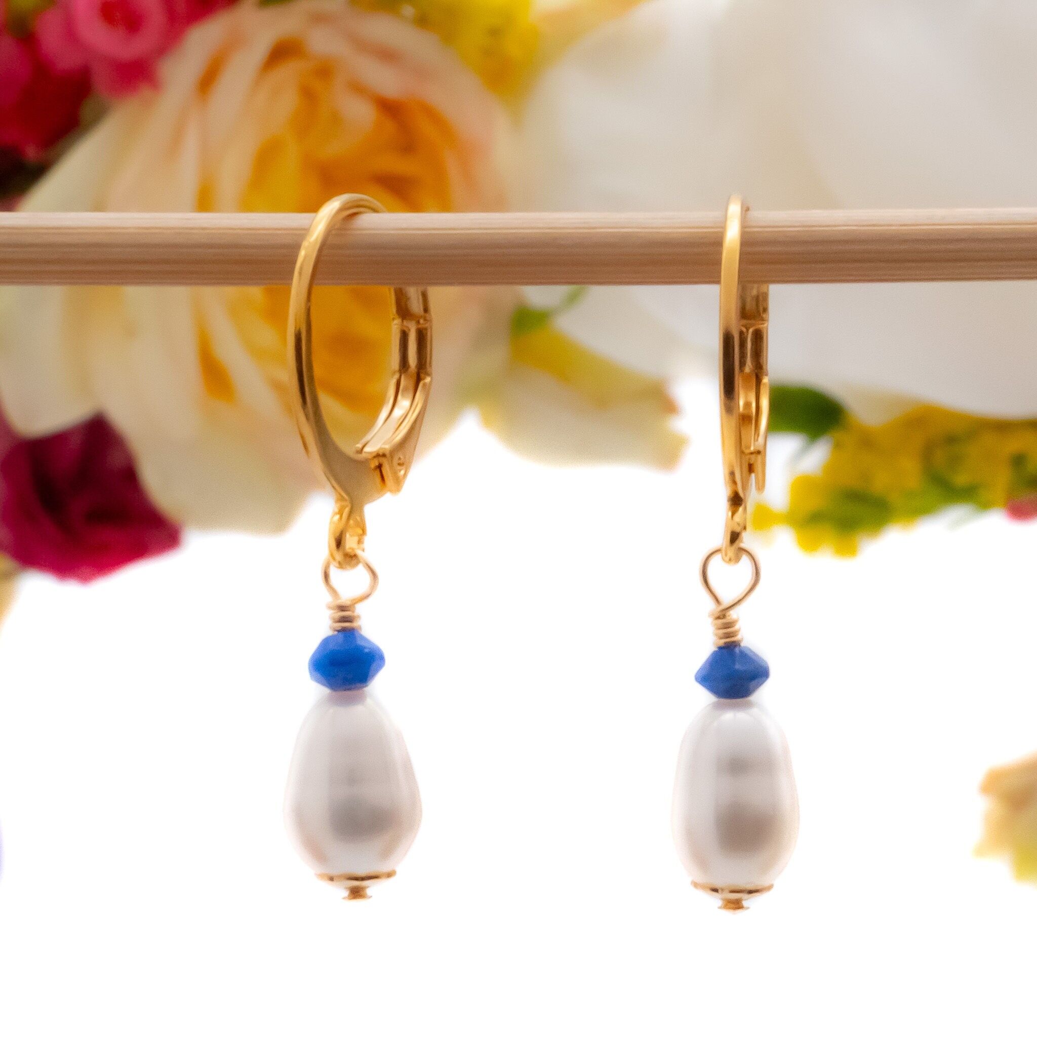 Boucles d’oreilles Meisje : blanc et bleu, perle d'eau douce, lapis-lazuli