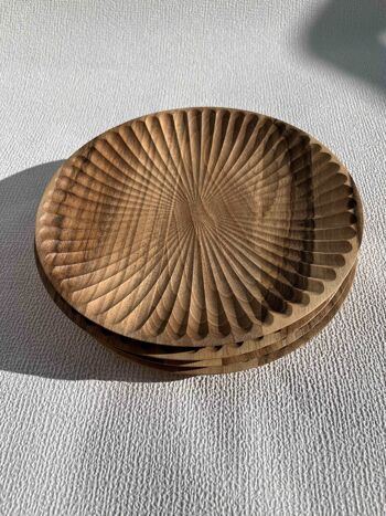 Lewisia. L'assiette en bois de noyer sculptée, diamètre 21 cm 9