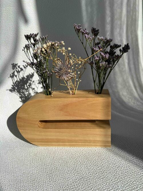 Laurier. Le vase en chêne avec trois trous pour fleurs sèches