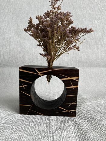 Zinney - Le vase en chêne brûlé pour fleurs séchées. 1