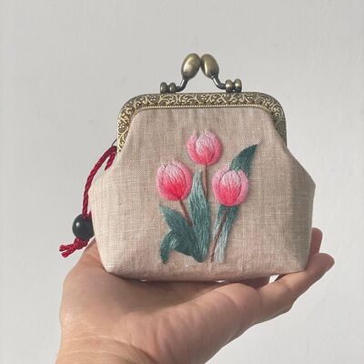 Portamonete beige ricamato con tulipani