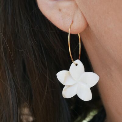 Boucles d'oreilles créoles dorées en nacre et fleur de Frangipanier