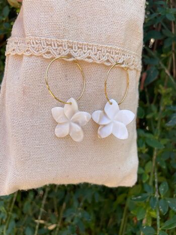 Boucles d'oreilles créoles dorées en nacre et fleur de Frangipanier 3