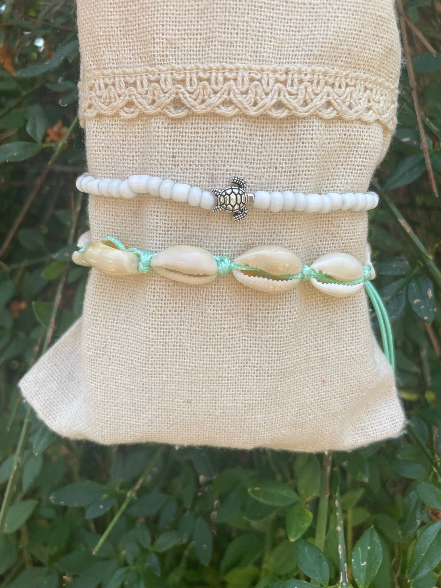 Cadena de tobillo verde pastel en conchas de cauri y tortuga marina