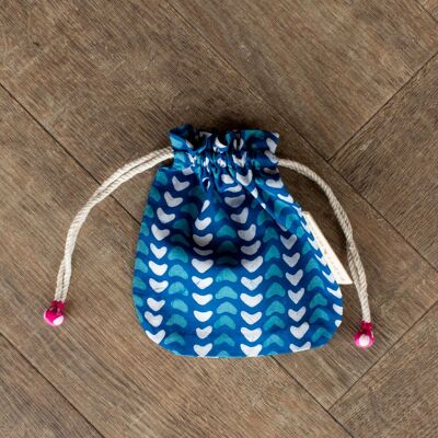 Sacs cadeaux en tissu à double cordon de serrage - Coeurs indigo (petits)