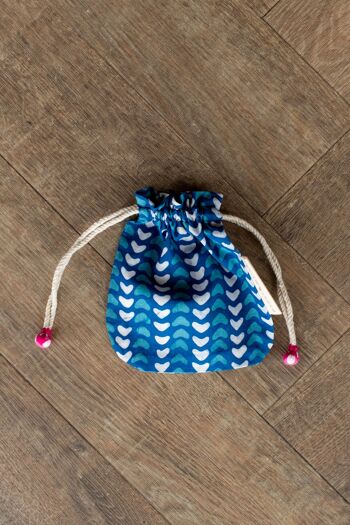 Sacs cadeaux en tissu à double cordon de serrage - Coeurs indigo (petits) 1