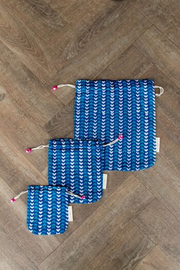 Sacs cadeaux en tissu à double cordon de serrage - Coeurs indigo (petits) 2