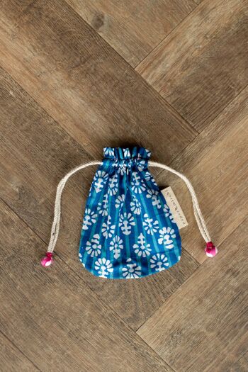 Sacs cadeaux en tissu à double cordon de serrage - Fleurs indigo (petites) 1