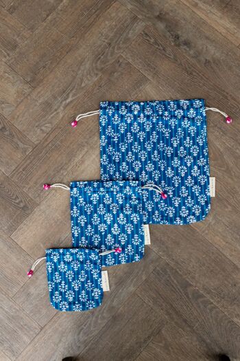 Sacs cadeaux en tissu à double cordon de serrage - Fleurs indigo (petites) 2