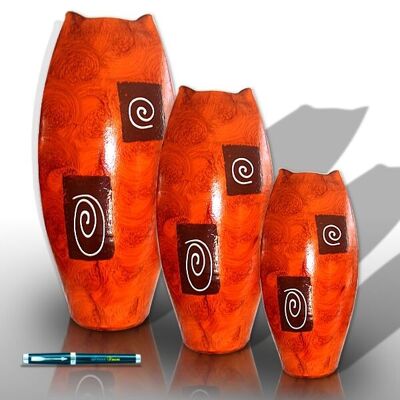Orangefarbene Vasen mit Schnecken