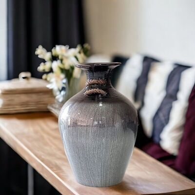 Vase en céramique argentée à col noir découpé.
