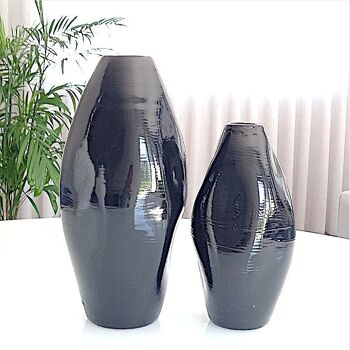 Vase noir irrégulier 1