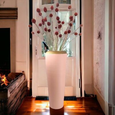Vase en céramique rose pastel avec détails dorés