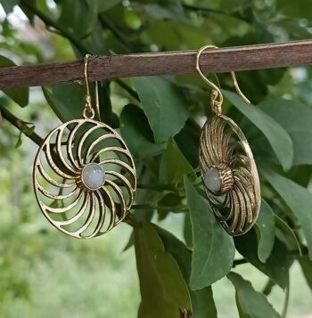 Boucles d'oreilles en laiton tribal vintage avec pierre de lune arc-en-ciel 2