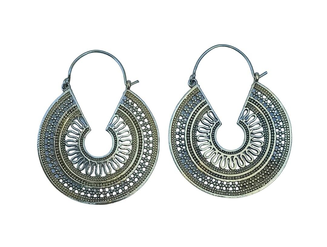 Bellissimi orecchini antichi in ottone pendenti a cerchio vintage tribali