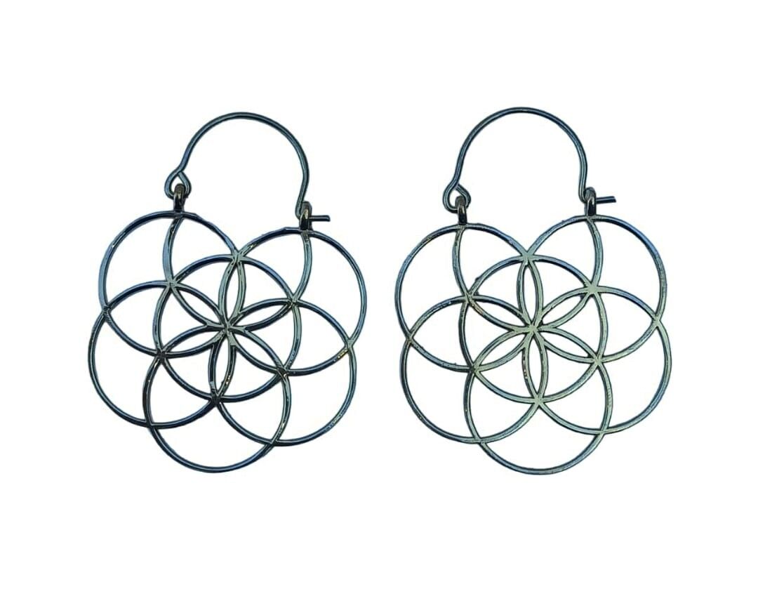 Bellissimi orecchini indiani antichi in ottone con mandala tribale