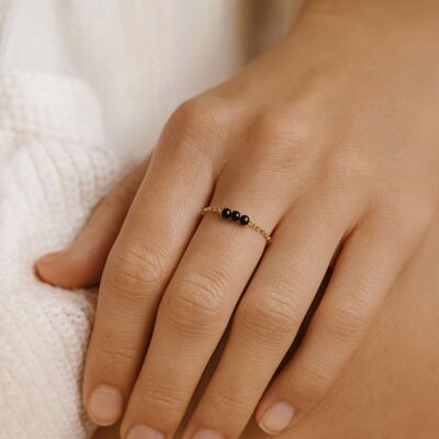 Anillo de cadena de acero dorado con trío de espinela negra