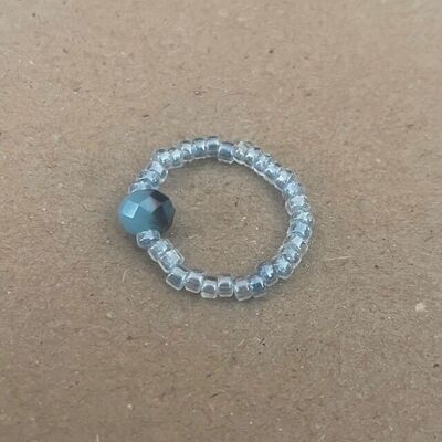 anello sostenibile riciclato blu mare - perla sfaccettata - taglia unica elasticizzata - realizzato a mano da una collana esistente del Nepal