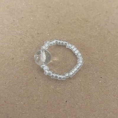 bague durable recyclée transparente - taille unique extensible - faite à la main à partir d'un collier existant du Népal