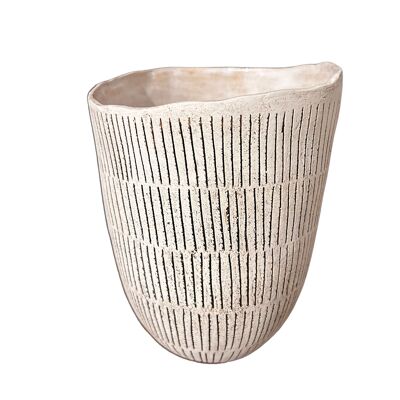 Handgefertigte Vase aus Keramik in Linienarbeit