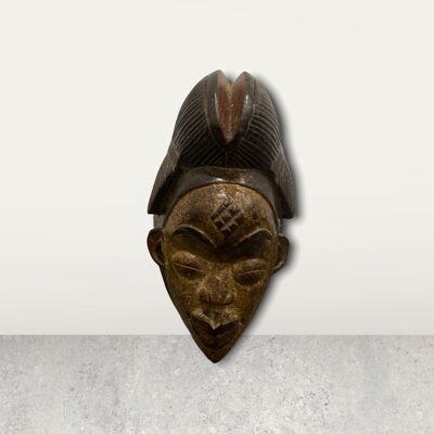 Pequeña máscara africana en stand