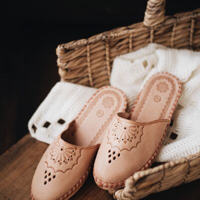 Pantuflas para mujer de piel marrón hechas a mano