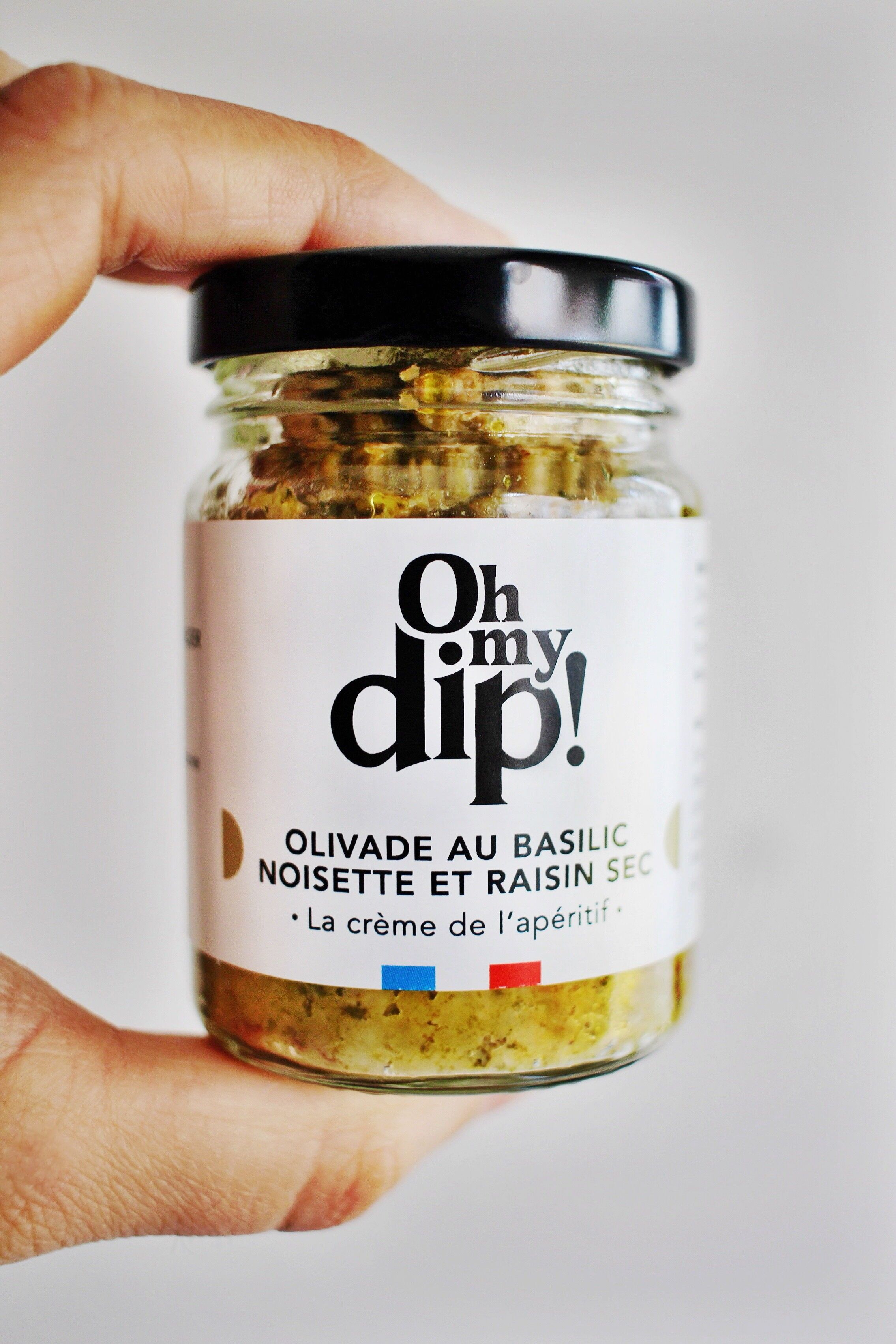 Olive spread with basil, hazelnut and raisin