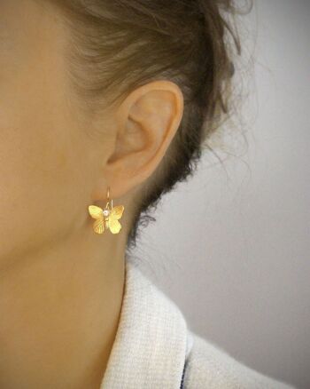 Boucles d'oreilles papillon dorées avec cristaux 2