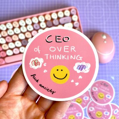 Gestanzter Aufkleber „CEO of Overthinking“.