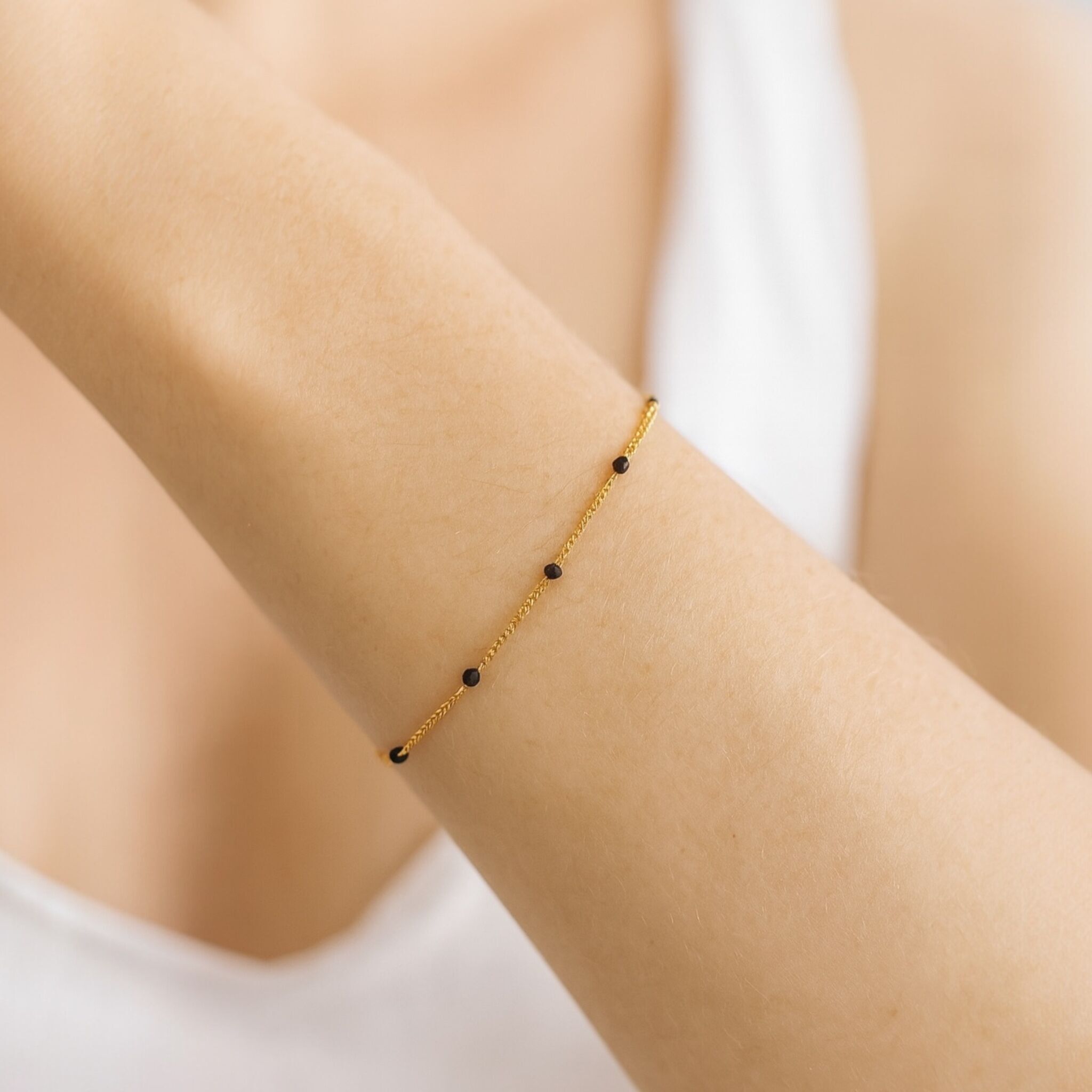 Bracciale con catena in oro e perle naturali – Diverse varianti