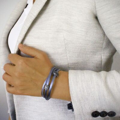 Bracelet triple tour en cordon de soie gris avec pavé de cristaux