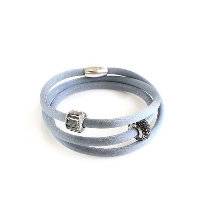 Bracciale in cordoncino di seta grigio a triplo giro con pavé di cristalli